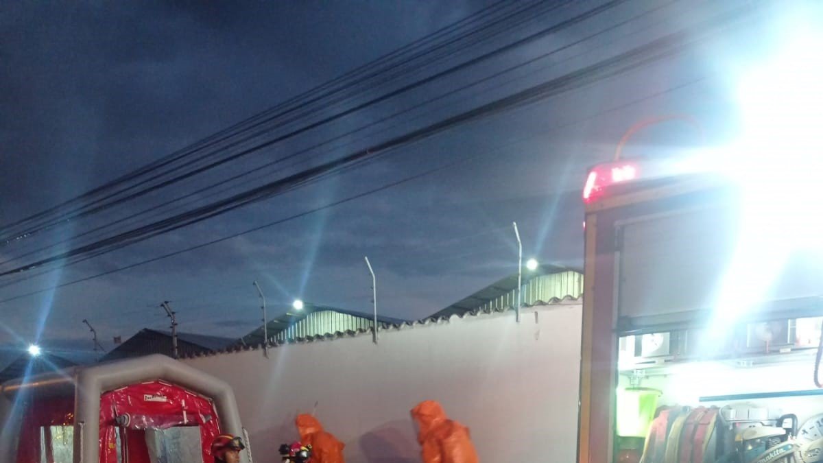 Ayuda. Miembros del Cuerpo de Bomberos acudieron para ayudar a los afectados