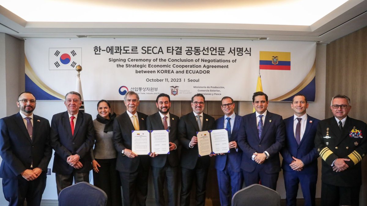Autoridades. Representantes de Ecuador muestran la prefirma del acuerdo comercial con Corea del Sur.