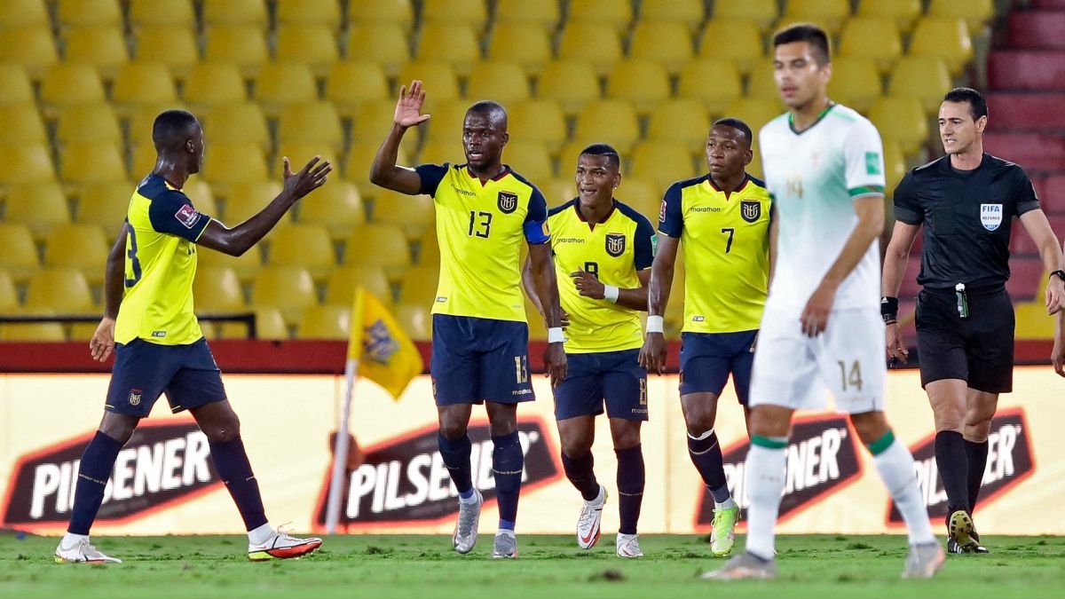 Enner Valencia (segundo a la izquierda) celebra su doblete frente a la Verde, en el último antecedente entre Ecuador y Bolivia por eliminatorias.