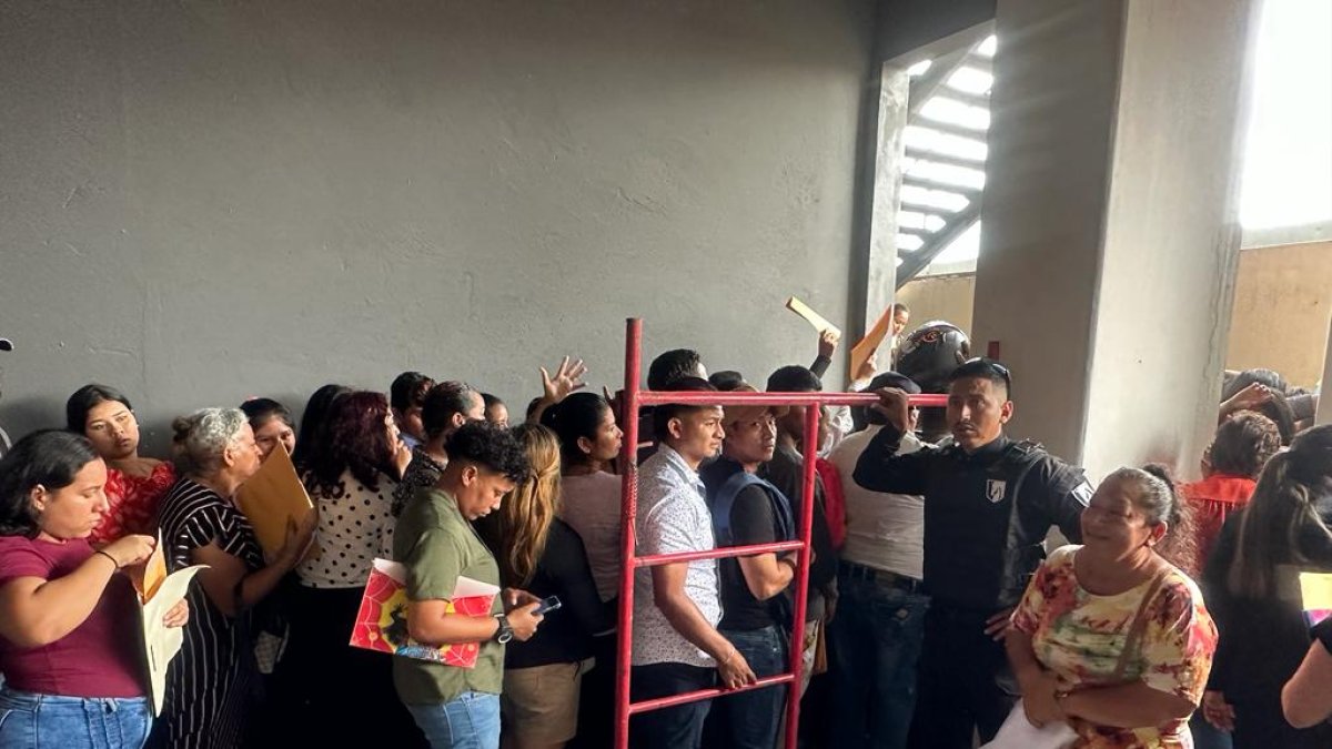 La seguridad del edificio busco dar organización al evento.