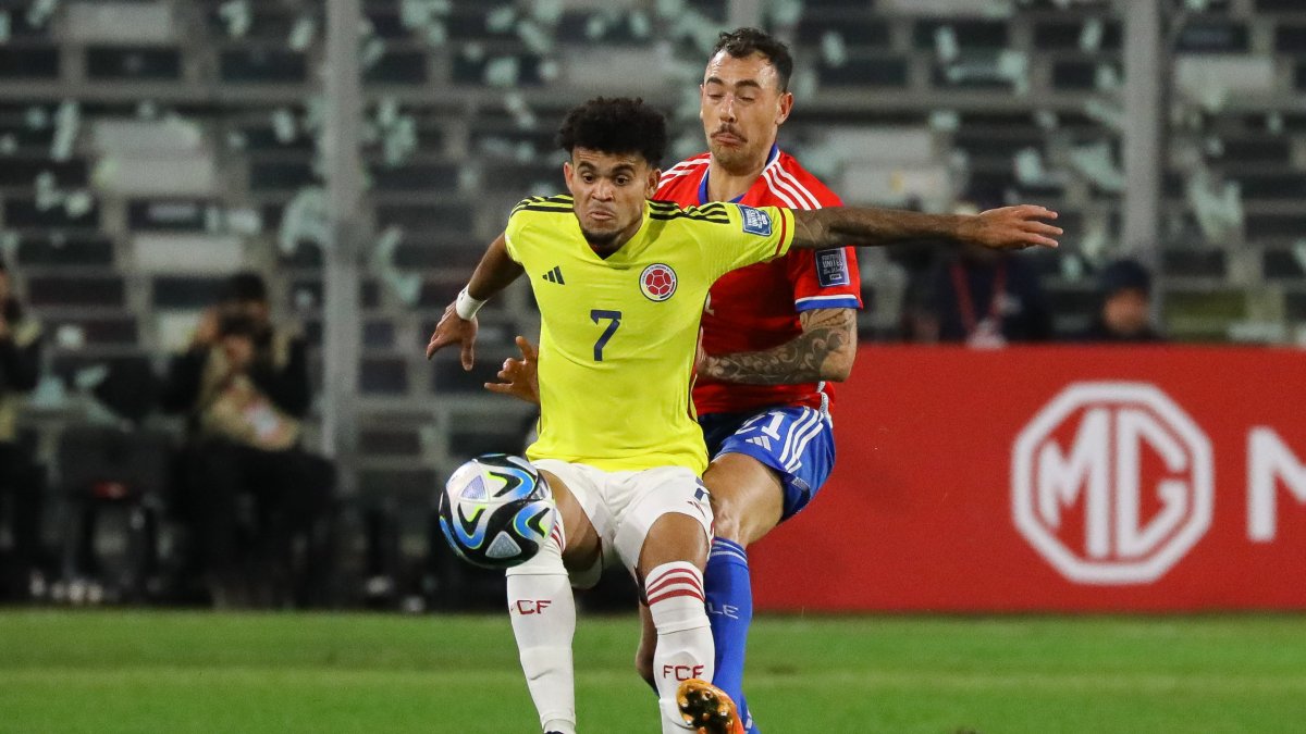 12 DE SEPTIEMBRE DE 2022/SANTIAGO
Matias Catalan (d) disputa la pelota con Luis Diaz (i), durante el partido valido por la segunda fecha de las Clasificatorias Conmebol 2026 entre las Selecciones de Chile y Colombia, disputado en el Estadio Monumental.
FOTO: SEBASTIAN ORIA/AGENCIAUNO