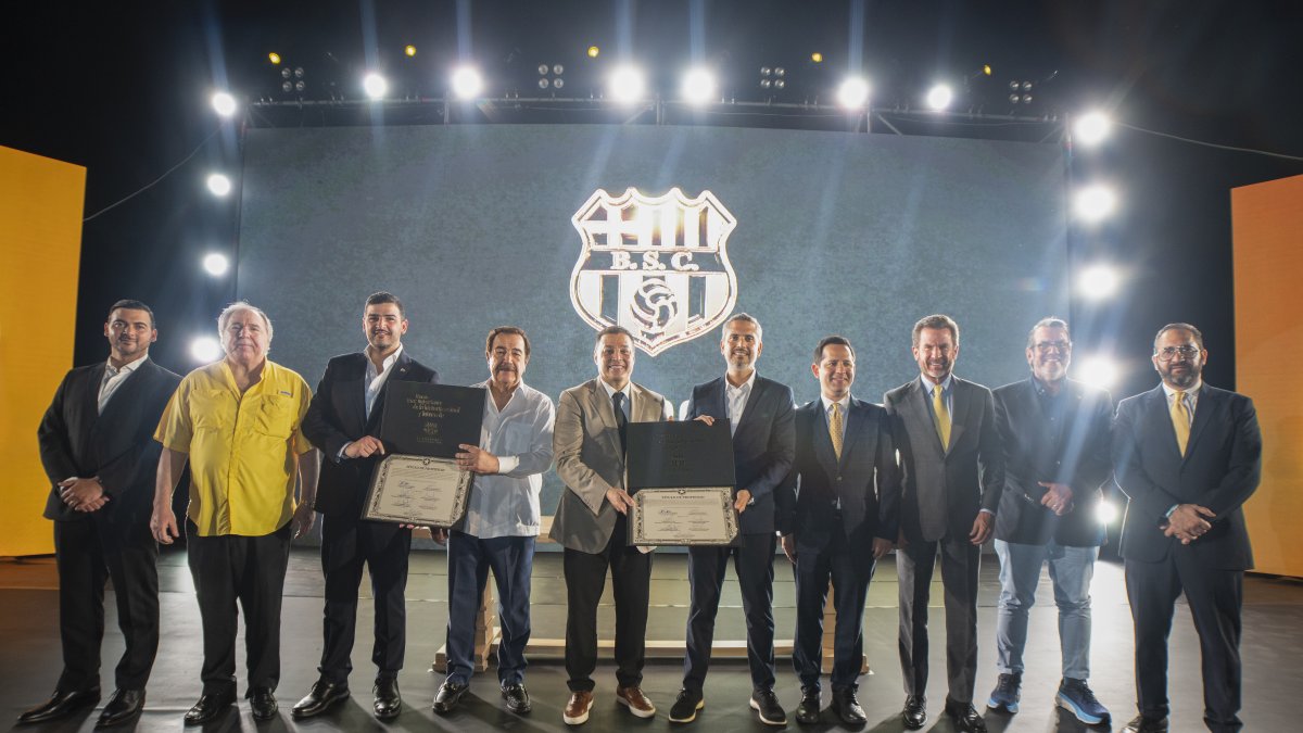 Carlos Alfaro Moreno (c), presidente de Barcelona, junto a otros exdirectivos en el acto de recibimiento de las escrituras de los terrenos que comprenden el estadio Monumental y sus inmediaciones.