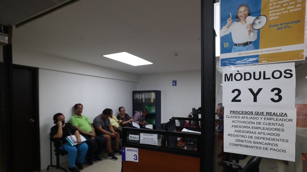 Un grupo de personas esperan turno, en busca de información acerca de los fondos de reserva.