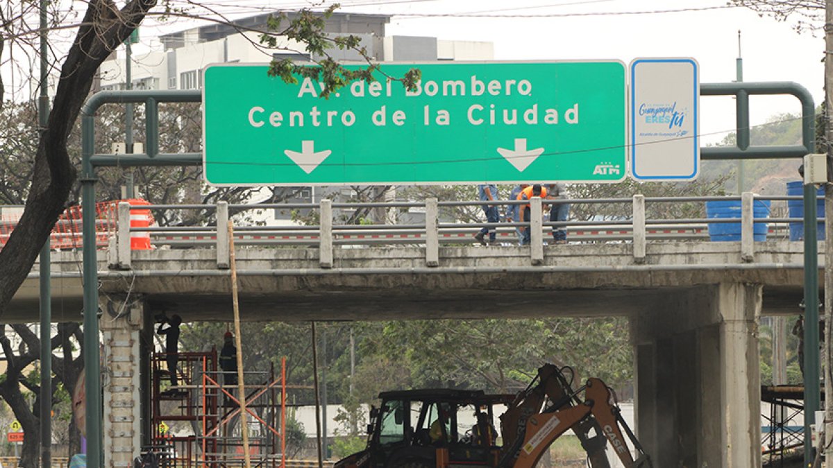 Trabajos. Según Burbano, el hierro en la parte inferior del puente estaba corroído.