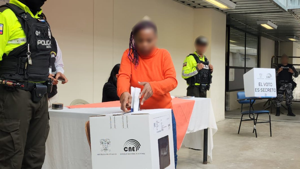 Una persona privada de la libertad ejerce su derecho al voto.