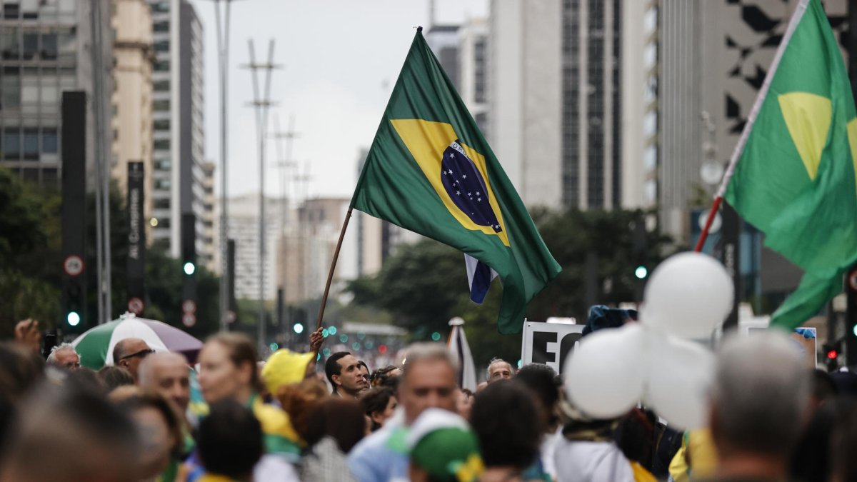 Personas participaron este jueves en la marcha contra el aborto en la avenida Paulista, en la ciudad de Sao Paulo (Brasil).