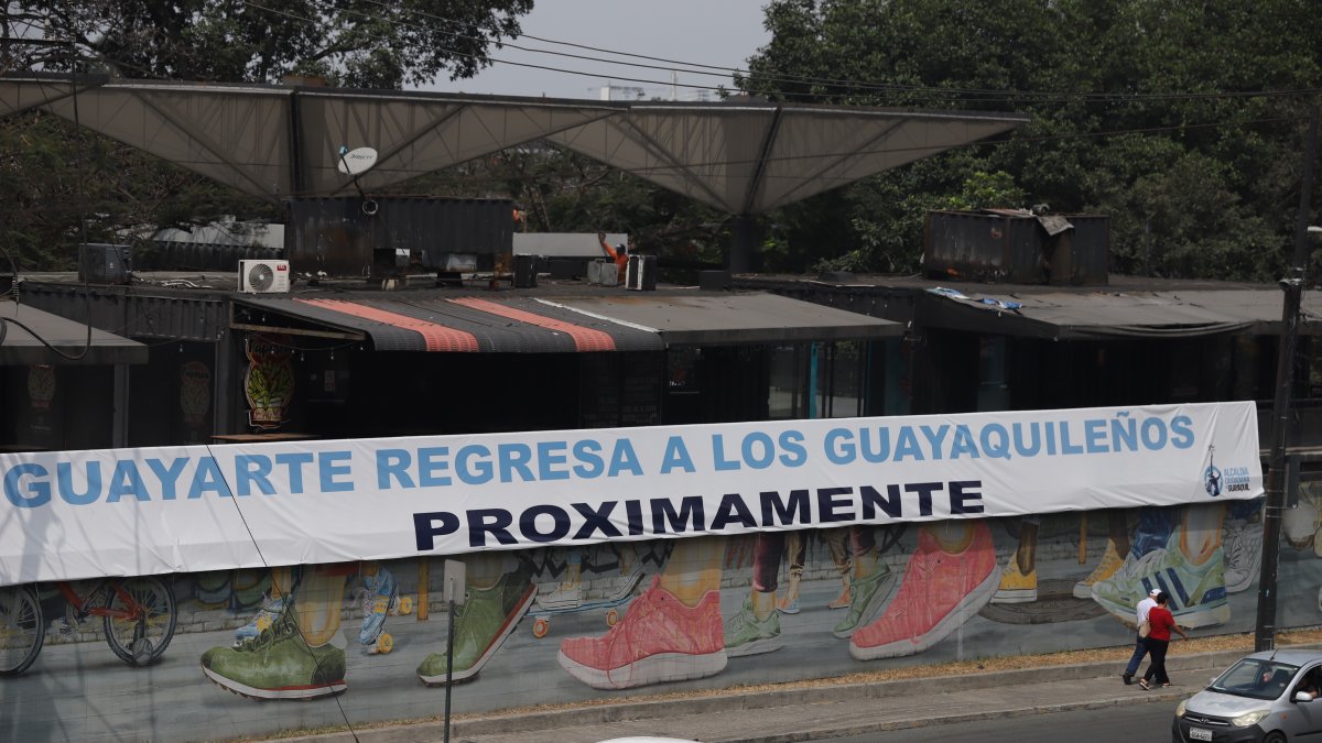 Anuncio. Una pancarta publicita el próximo retorno de la Plaza Guayarte, centro que cerró hace tres meses tras detectarse varias irregularidades.