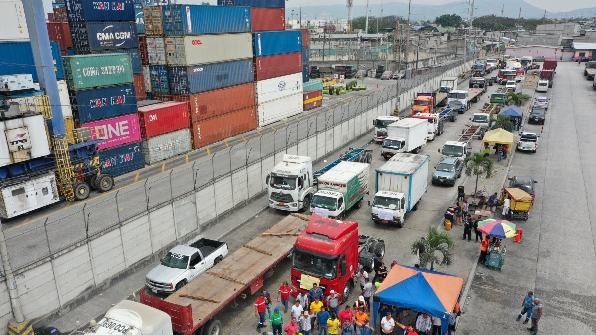 Trinipuerto. Un grupo de transportistas de carga pesada realizó un plantón ayer, jueves 12 de octubre de 2023, por la inseguridad.
