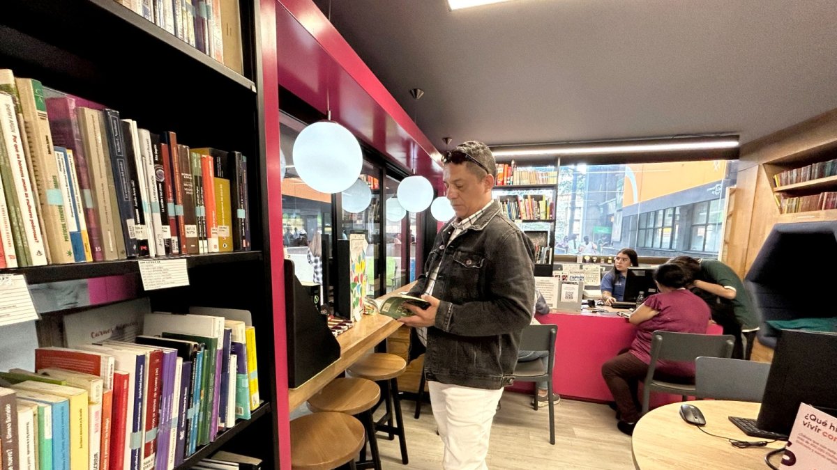 1. Libros. En varias estaciones del Metro de Medellín hay espacios dedicados a la lectura. Se llaman Bibliometros. Allí  se prestan libros y computadoras