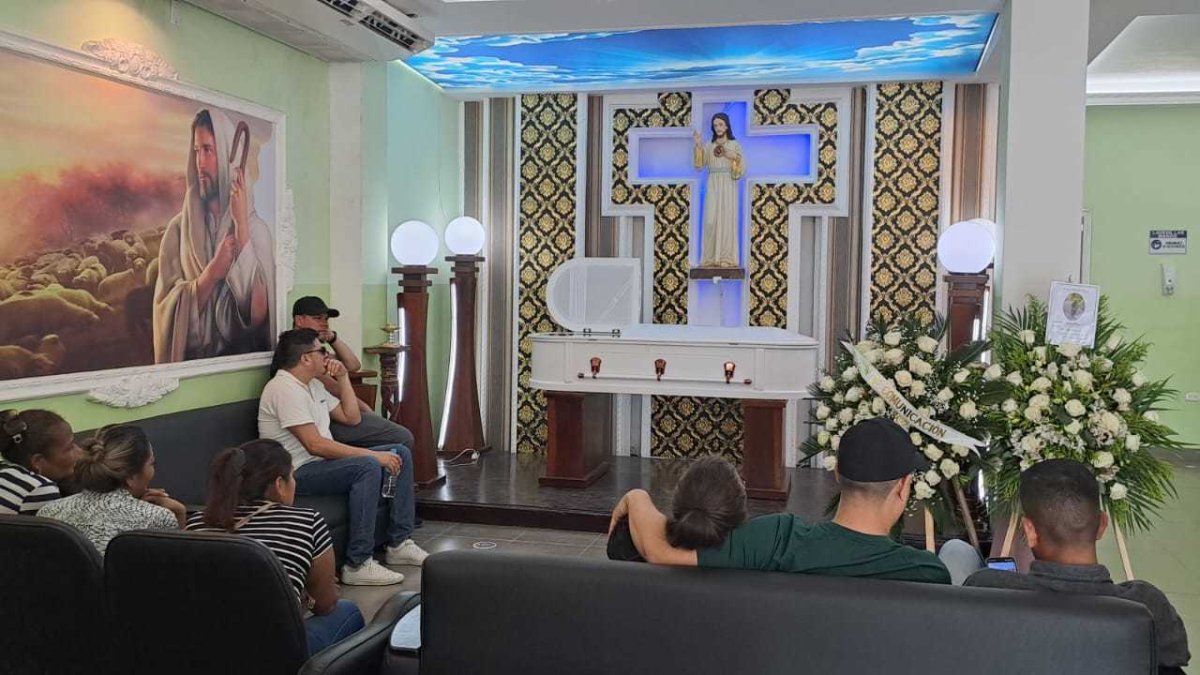 Despedida. En el sector de la Tolita, amigos y familiares de La Polillas se realizó la ceremonia católica.