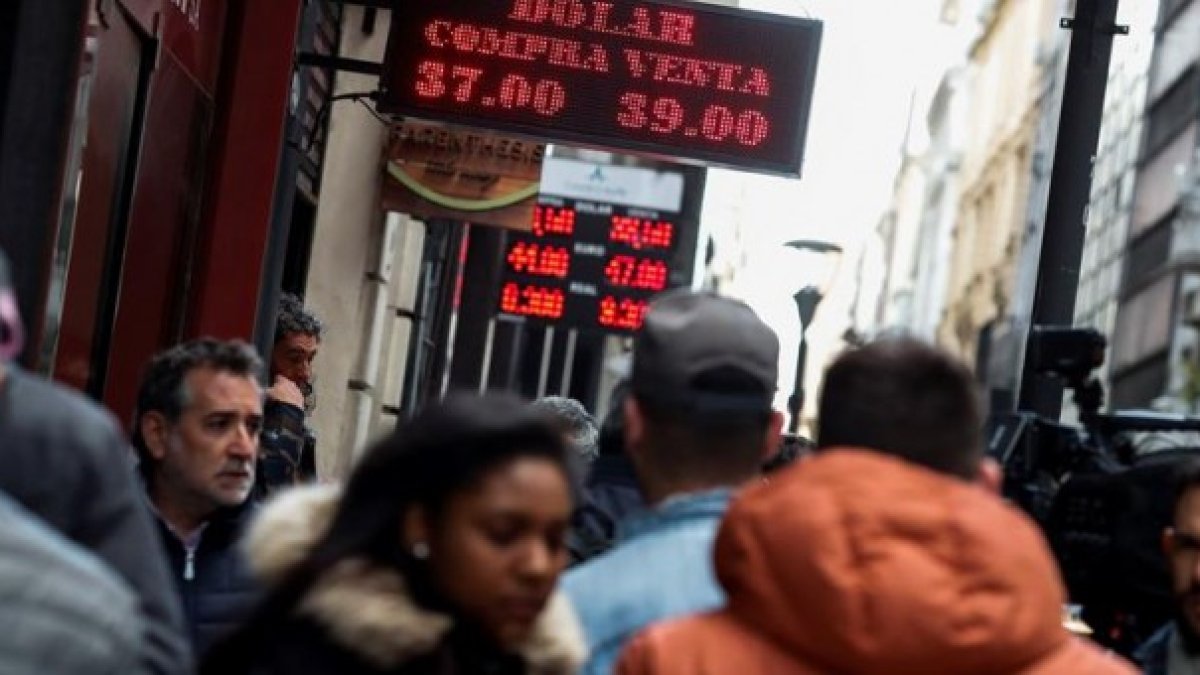 Buenos Aires. Transeúntes caminando frente a casas de cambio.