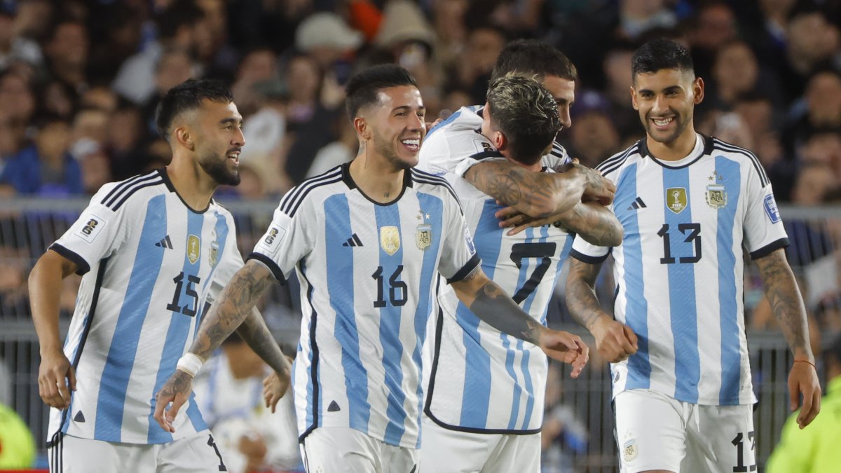 Jugadores de Argentina celebran un gol de Nicolás Otamendi, en un partido de las Eliminatorias Sudamericanas para la Copa Mundial de Fútbol 2026.