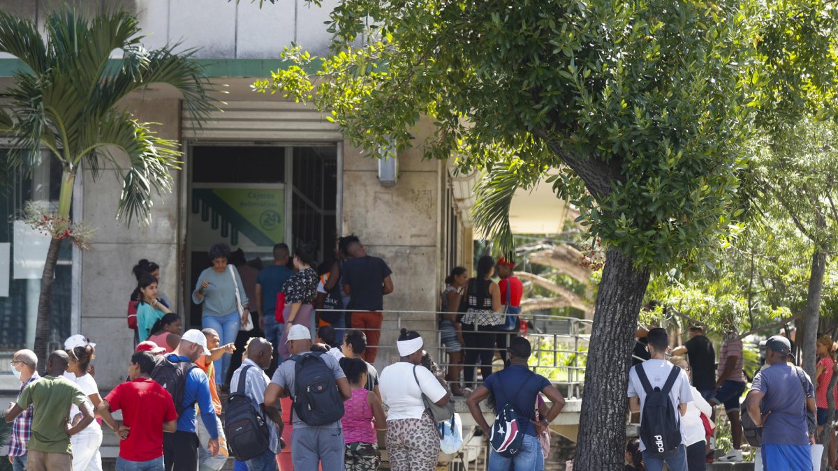 Ciudadanos en La Habana.