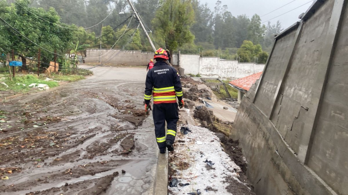 Las fuertes lluvias colapsaron un muro en el sector de Rumihuaico, Tumbaco