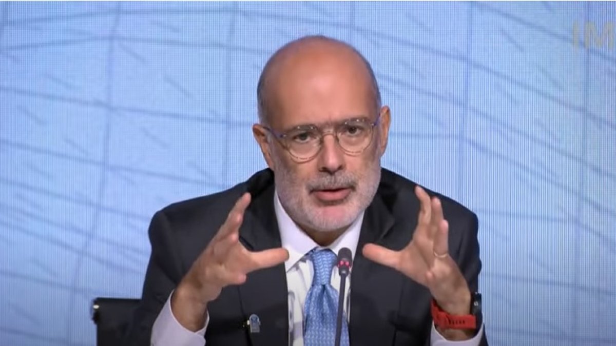 Rodrigo Valdés, director del Departamento del Hemisferio Occidental del FMI, en rueda de prensa este 13 de octubre de 2023.