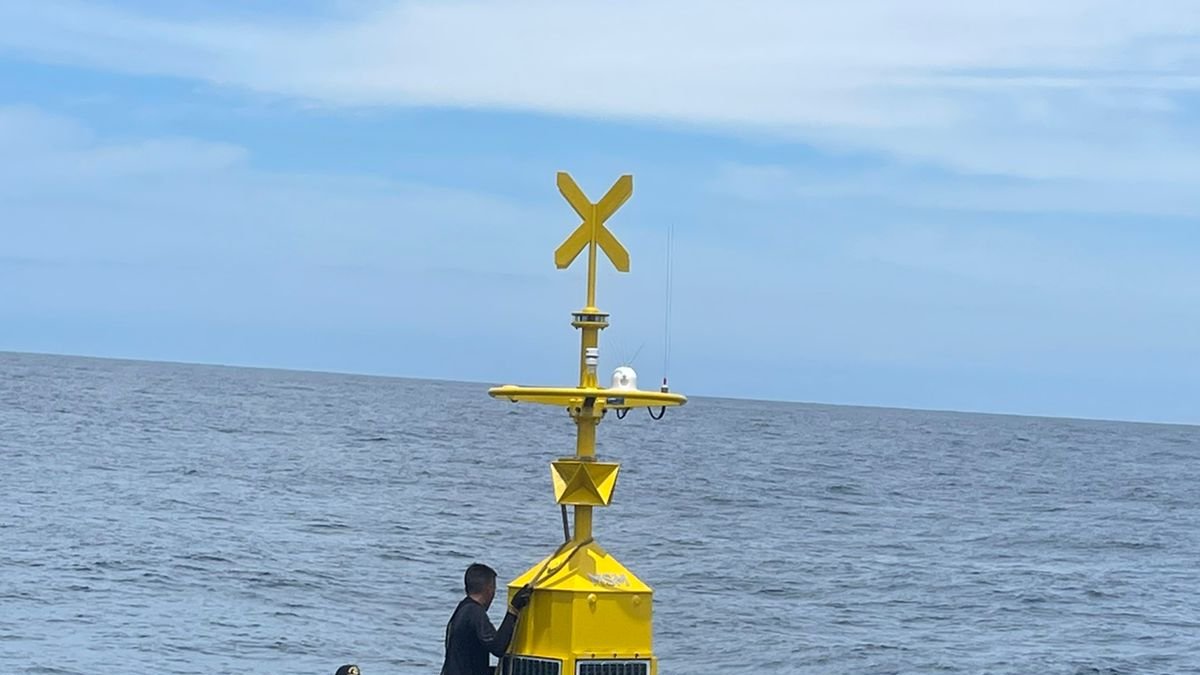 Esta es la boya que instaló el Inocar en aguas cercanas a las islas Galápagos.