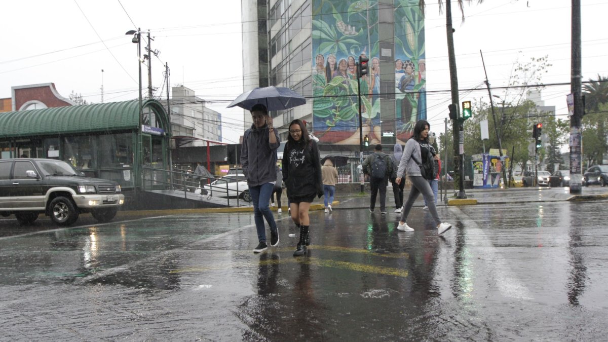 La lluvia sorprendió a los estudiantes de las universidades ubicadas en la 12 de octubre