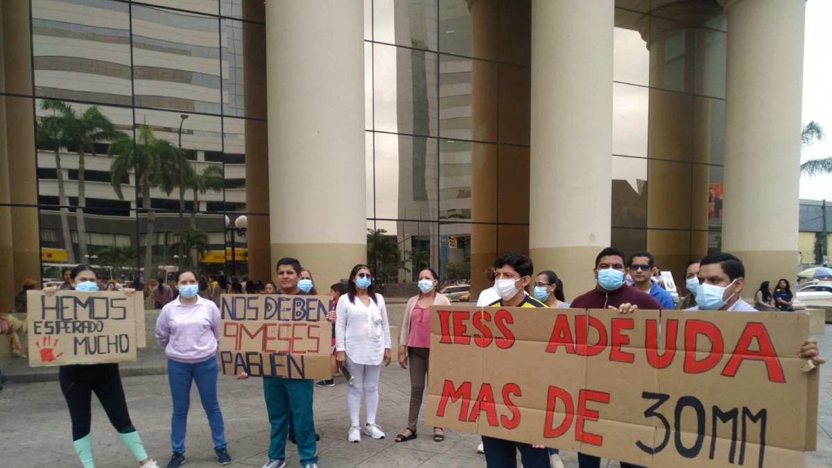 Médicos y representantes de prestadores externos realizaron un plantón para exigir los pagos