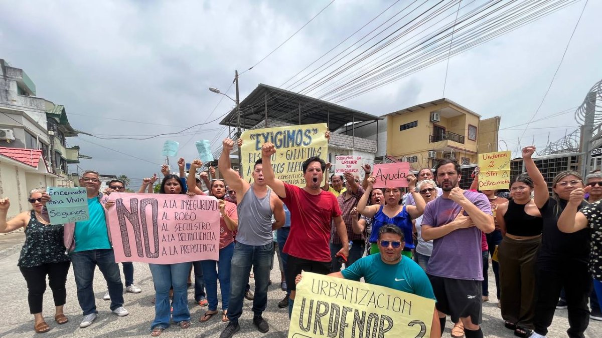 1. Reclamos. Los moradores de Urdenor 2 con carteles y gritos pidieron que se respete su derecho a la vida y solicitaron más seguridad