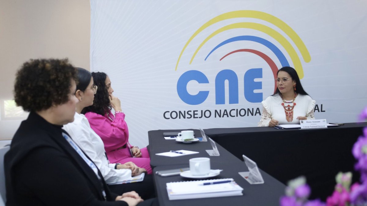 Las representantes de la Asociación de Magistradas Electorales fueron de las primeras en arribar al país.