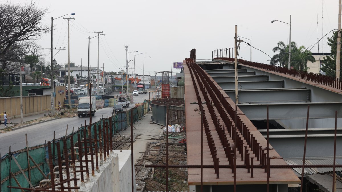 Juan Tanca. El paso vehicular tiene un avance del 48 % y su paralización se debió a falta de liquidez.