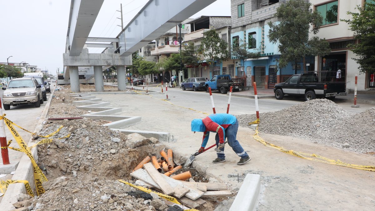 Sur. El puente de la 25 de Julio fue rediseñado en sus jardineras para la colocación de parqueaderos. En enero del próximo año será inaugurado.