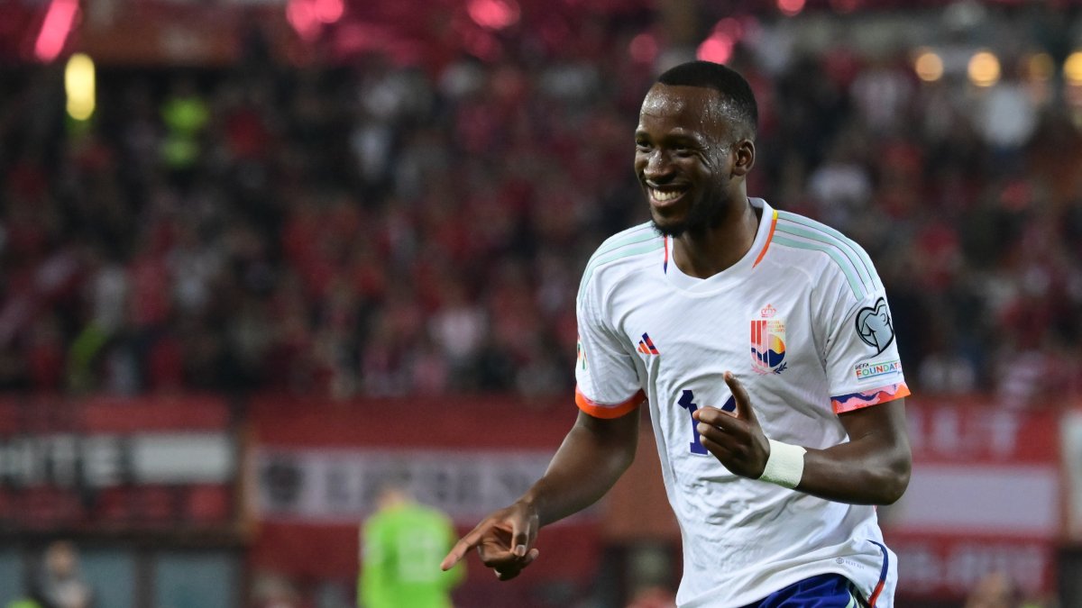 Dodi Lukebakio, de Bélgica, celebra tras marcar la ventaja de 2-0 durante el partido de la ronda de clasificación del grupo F de la UEFA EURO 2024 entre Austria y Bélgica.