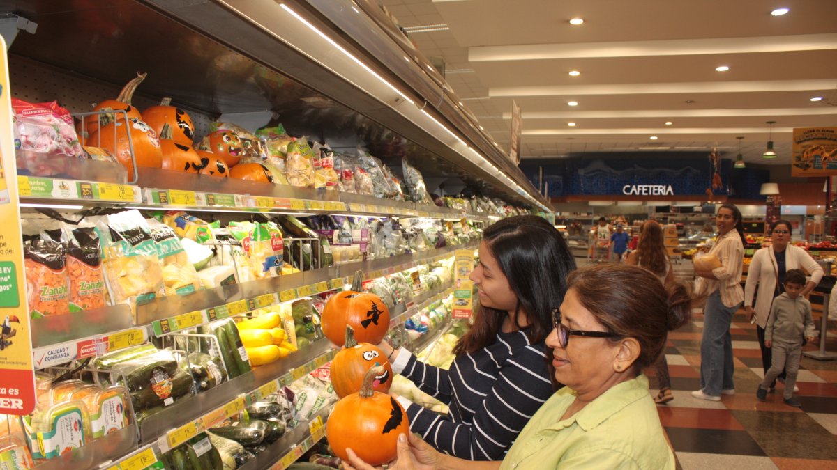 Megamaxi. La clienta Marlene García compra un zapallo para una fiesta de Halloween para niños.