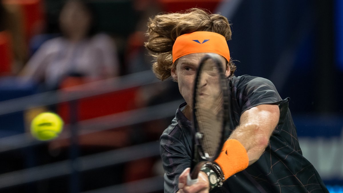 Andrey Rublev de Rusia en acción durante el partido contra Ugo Humbert de Francia en el torneo de tenis Shanghai Masters, Shanghai.