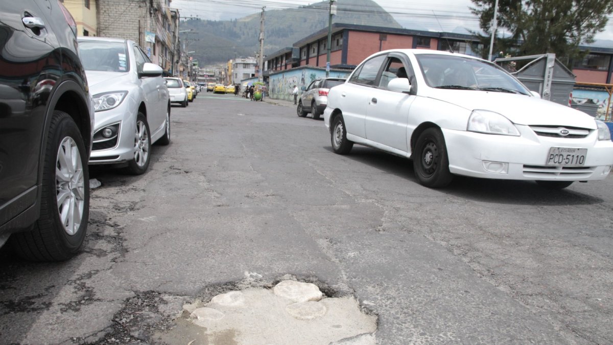 Enormes. Las deformaciones en la calzada son gigantes y profundas, ocasionando problemas a los carros más pequeños que los esquivan.