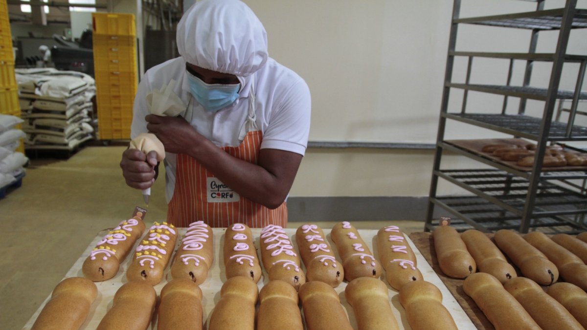 Proceso de decoración de guaguas de pan en la planta de Cyrano, ubicada en el norte de Quito.