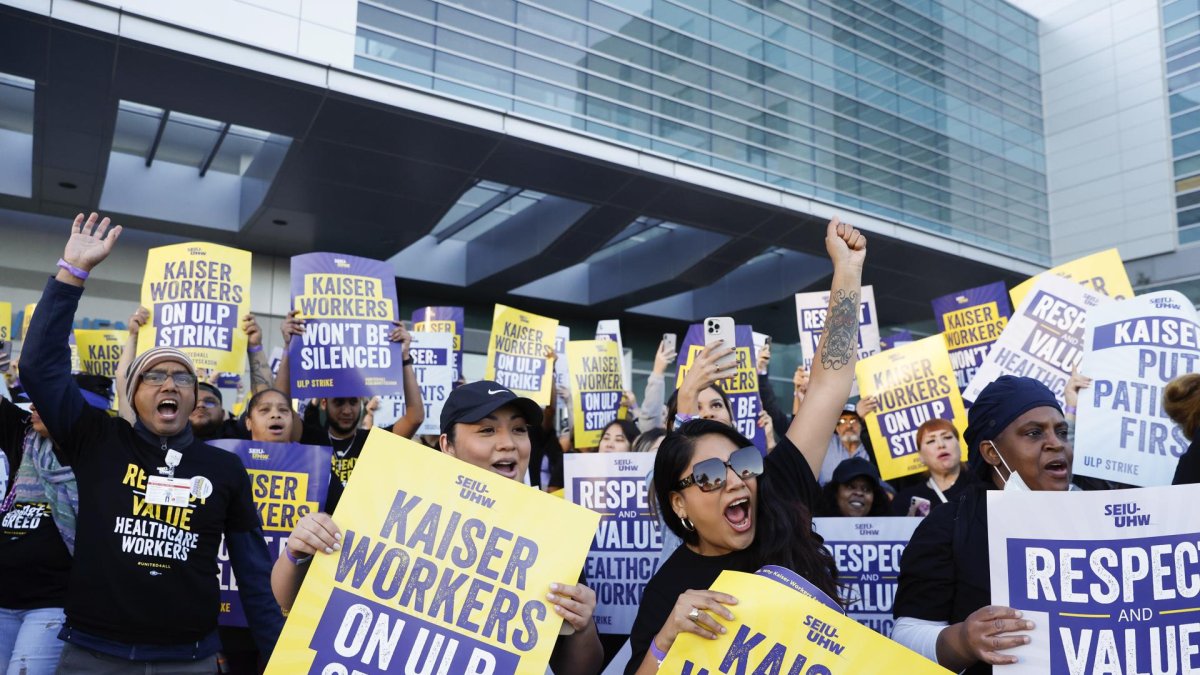 Trabajadores de salud protestaron en Los Ángeles.