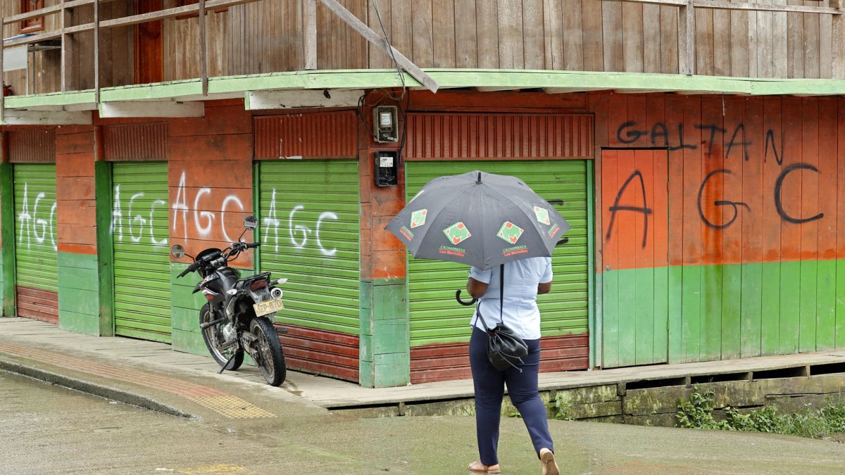 Un ciudadano camina por una calle de Puerto Meluk, Chocó, en la que parte de la población permanecía confinada.