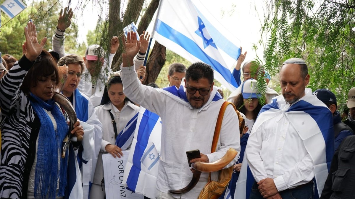 Marcha. Miembros de grupos religiosos oraron para pedir por la paz de Israel.