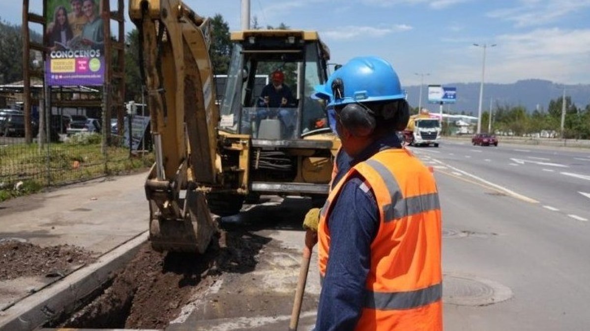 Trabajos. Personal de Agua de Quito ejecutó labores de limpieza y colocación de rejilas.
