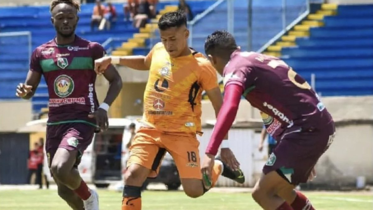 Milton Bolaños (C), exjugador de Libertad, fue inhabilitado por 2 años en el campeonato ecuatoriano de fútbol por incurrir en un caso de apuestas deportivas en 2023.