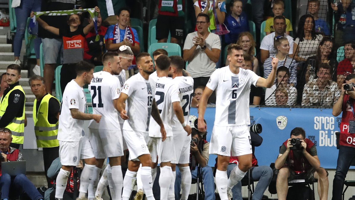 Los futbolistas eslovenos celebran un gol ante Finlandia durante el partido de la ronda de clasificación del grupo H de la UEFA EURO 2024.
