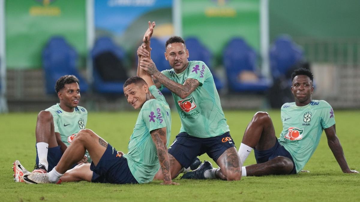Neymar (c), Richarlison (i) y Vinicius (d) fueron recientemente blanco de las críticas, por una supuesta fiesta en la que habrían estado antes del duelo frente a Venezuela.