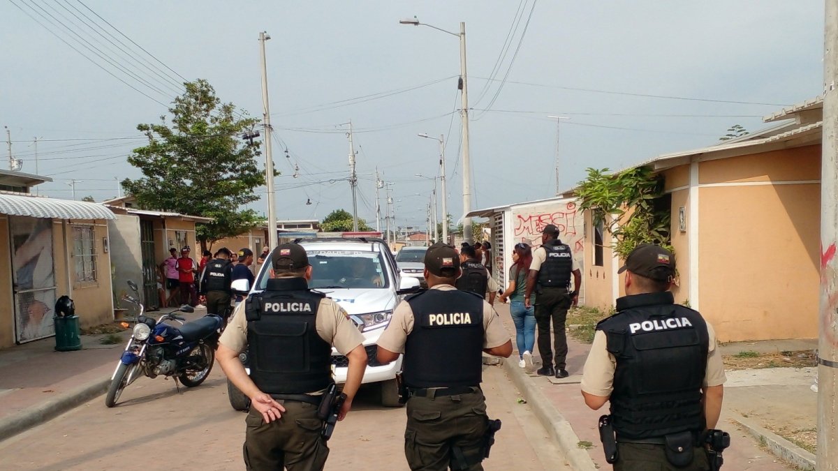 Operativo. Miembros de la Policía acudieron al sitio donde se produjeron al menos tres sicariatos.