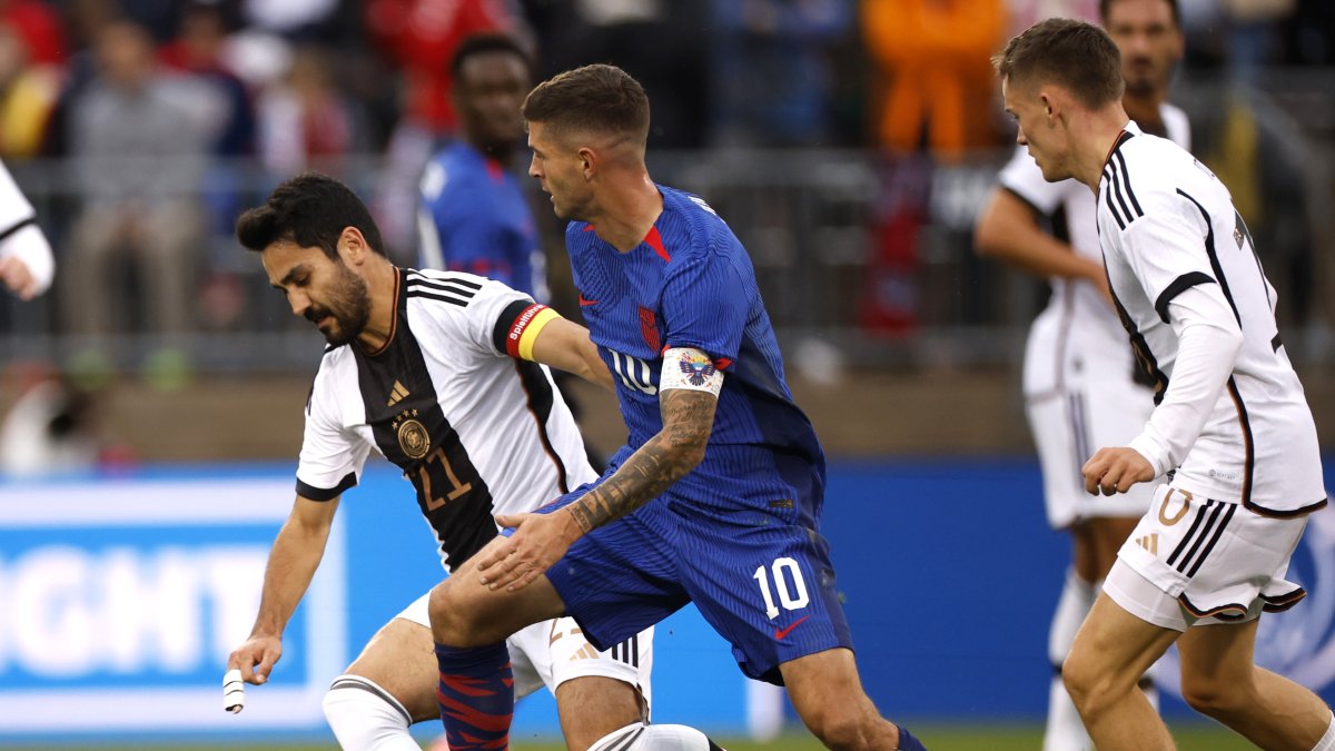 Christian Pulisic (d) de EE.UU. en acción contra Ilkay Guendogan (i) de Alemania durante el partido internacional de fútbol amistoso entre EE.UU. y Alemania.