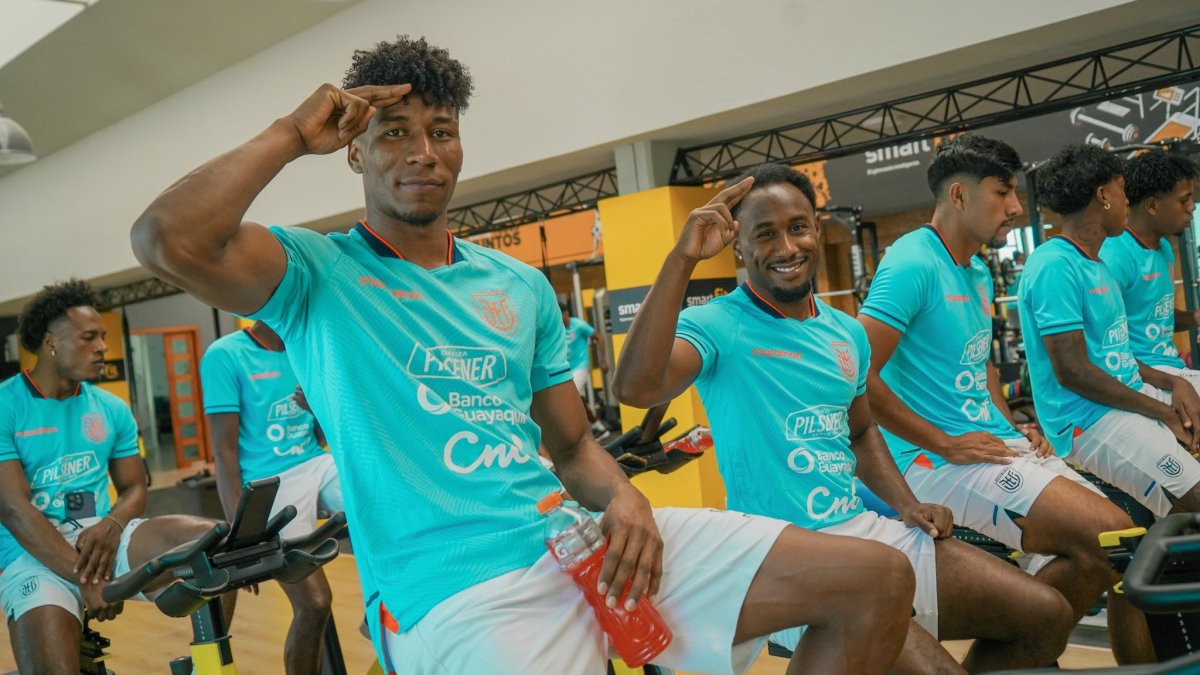 Los extremos Kevin Rodríguez (i) y John Yeboah, durante la práctica tricolor de ayer en la Casa de la Selección, en Quito.
