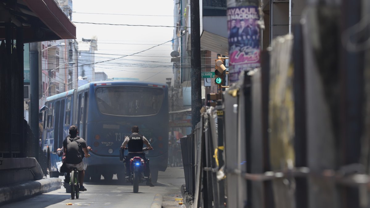 Transporte urbano. Los sitios por donde pasa la Metrovía están cubiertos de hollín. En el centro de la ciudad, en promedio, hay valores de 15.66 ug/m3 de PM2.5.