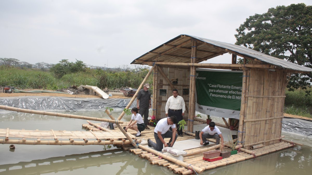 La casa debe ser construida en un terreno seco, antes de la inundación, no está diseñada para que recorra.
