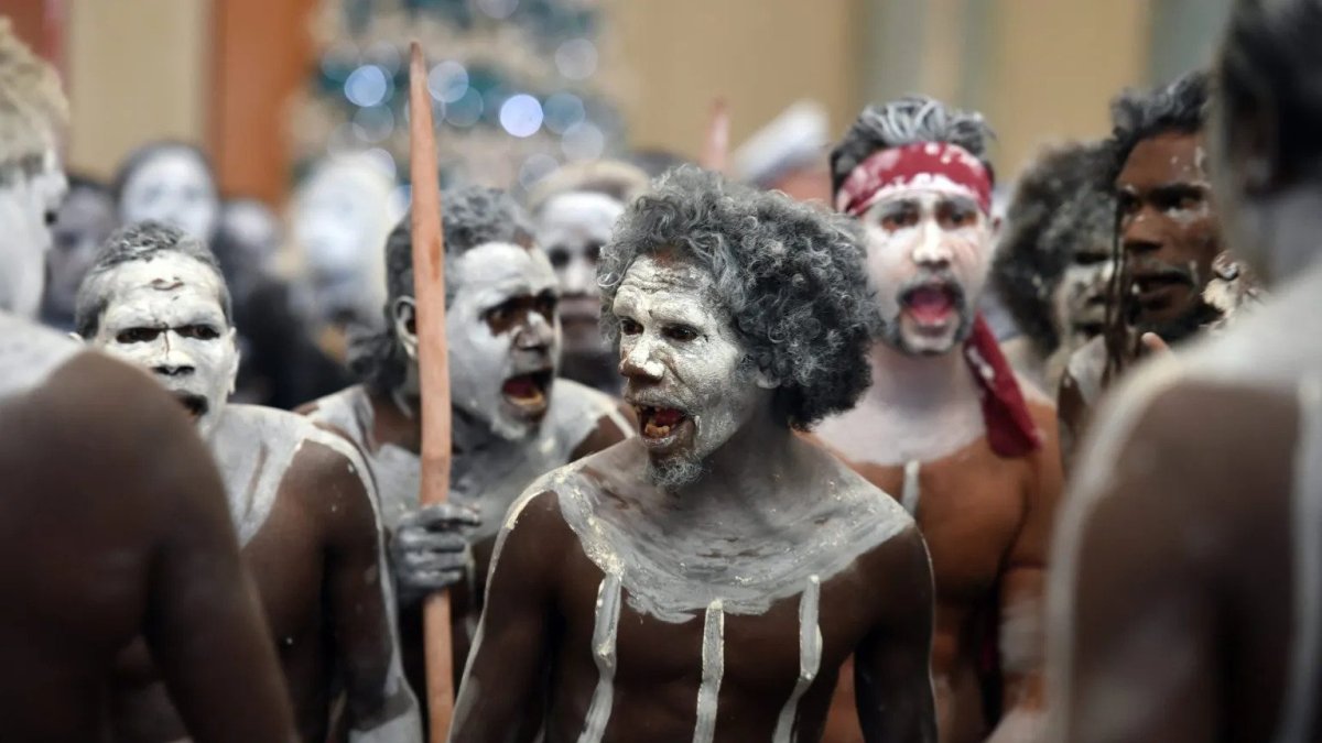Aborígenes de Australia durante una marcha. Imagen referencial.