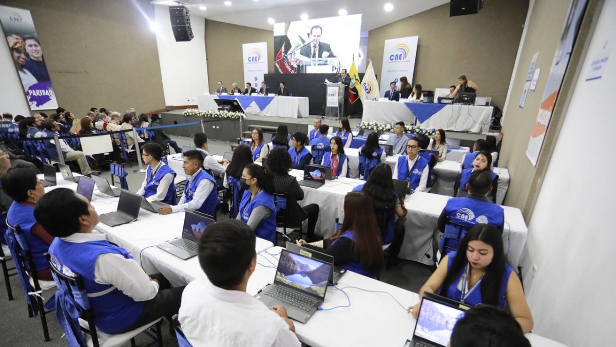 Monitoreo. Personal del Consejo Nacional Electoral, en sesión inaugural.