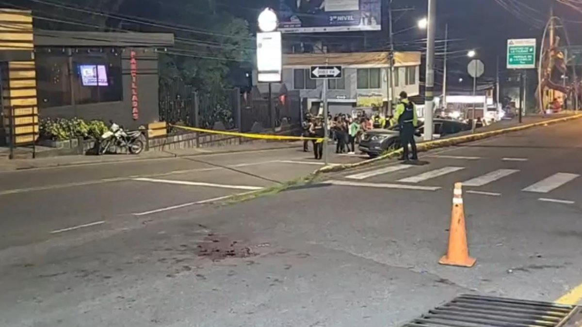 Crimen. Policías recogen indicios de las dos muertes violentas, en Baños.