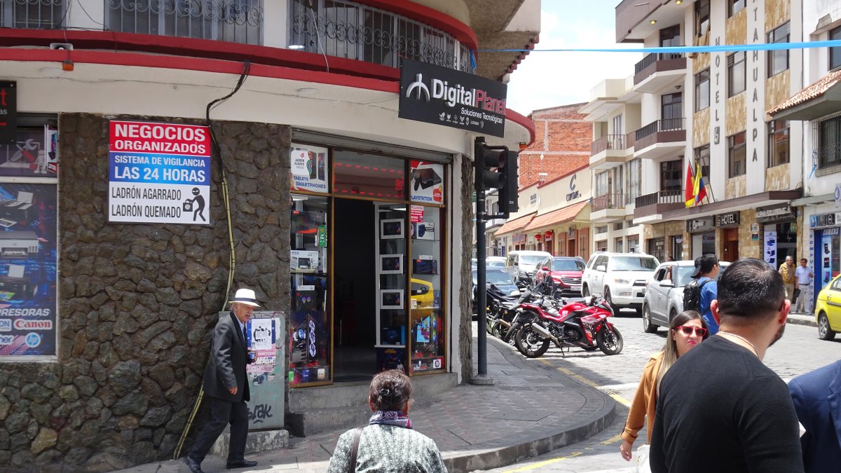 Negocios. Rótulos con advertencias para delincuentes son parte de la fachada de comercios.