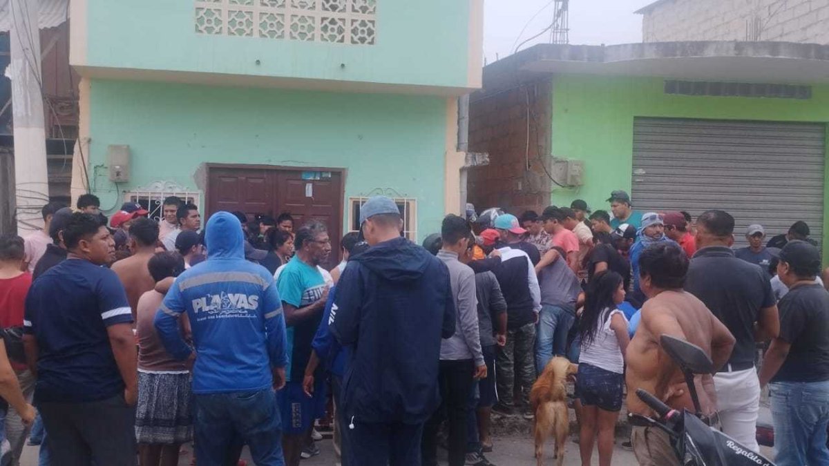 Habitantes del barrio La Planta se aglomeraron para ver a las víctimas de sicarios.