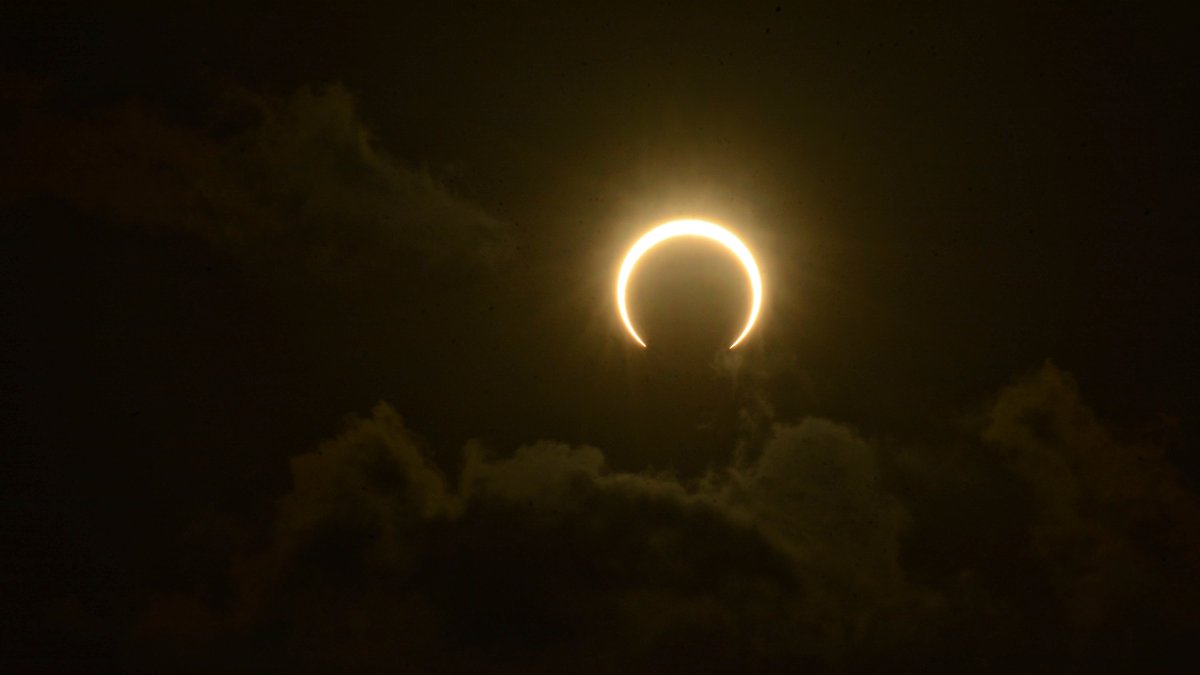 Vista de este sábado 14 de octubre del eclipse solar anular desde el Centro de Lanzamiento de Barreira do Inferno, en la ciudad de Parnamirim, estado de Rio Grande do Norte (Brasil).