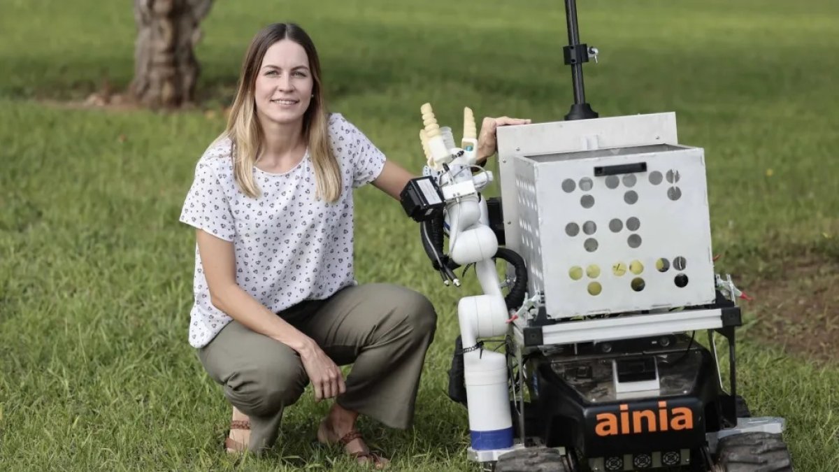 La responsable del proyecto Foodcollect, del Instituto Tecnológico de la Alimentación (Ainia), Gabriele Kubiliute, con Ramonet en un campo agrícola.